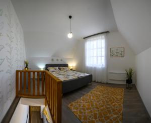 een kleine slaapkamer met een bed en een raam bij Edelin Wine House in Edelény