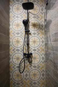 een douche met een föhn aan de muur bij Edelin Wine House in Edelény