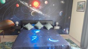 - une chambre avec une fresque murale représentant la planète et l'astronomie dans l'établissement Sun Beam Cannes, à Cannes