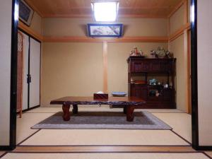 プライベートヴィラ岐阜高山 في تاكاياما: غرفة معيشة مع طاولة في منتصف الغرفة