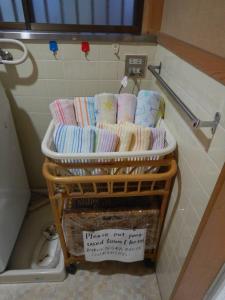- un portant de serviettes pliées dans la salle de bains dans l'établissement プライベートヴィラ岐阜高山, à Takayama