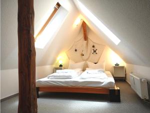 een slaapkamer met een bed op de zolder bij Villa Silva - Leuchtturmblick in Kühlungsborn