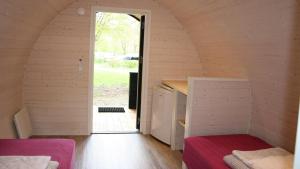 En eller flere senge i et værelse på Silkeborg Sø Camping Apartments