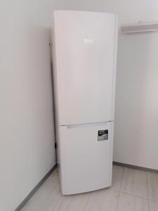 ガリポリにあるapartment lungomare Jonioの白い冷蔵庫が備わる壁の客室です。