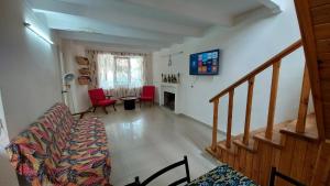 ein Wohnzimmer mit einem Sofa und einem TV in der Unterkunft Villa Villekulla in Grigoleti
