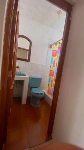 uma casa de banho com um WC azul e um lavatório. em Hotel Posada Don Carlos em Panajachel