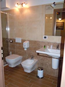 a bathroom with a toilet and a sink at Agriturismo Aver in Villafranca di Verona