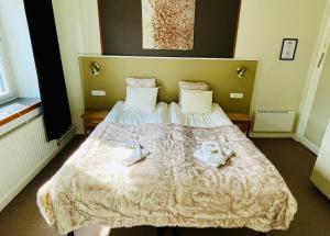 Postel nebo postele na pokoji v ubytování Kungshaga Hotell