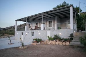 Gallery image of Country house with lovely view in Víssa