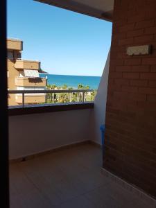 een balkon met uitzicht op de oceaan bij Marina dor Vistamar I 1ª línea in Oropesa del Mar