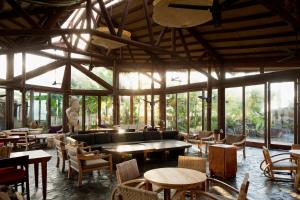 Restaurace v ubytování Coconuts Beach Club Resort and Spa