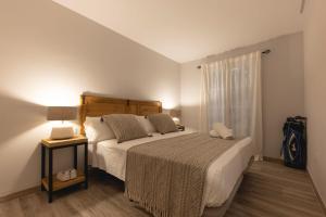 ein Schlafzimmer mit einem großen Bett und einem Fenster in der Unterkunft Bravissimo Calderers Dotze in Girona