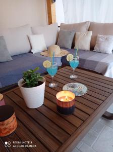 - une table basse avec deux verres et une bougie dans l'établissement Kuća za odmor Eni ****, à Šibenik