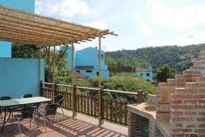 d'une terrasse avec une table et des chaises sur un balcon. dans l'établissement Casa el Genal, à Júzcar