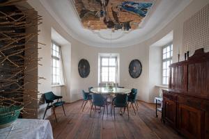 a dining room with a table and chairs at Schloß Aichberg in Eichberg