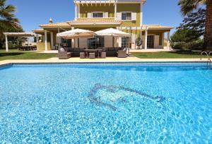 ein Pool vor einem Haus in der Unterkunft Villa Loane - Swimming Pool - BY BEDZY in São Lourenço