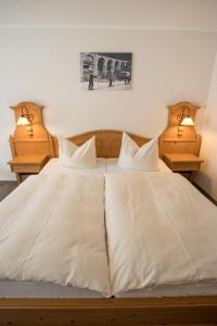 En eller flere senger på et rom på Hotel Willinger Mitte
