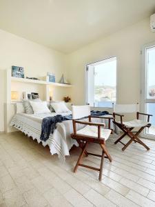 Schlafzimmer mit einem Bett, einem Tisch und Stühlen in der Unterkunft Villa Marisa - La Guarida in Ponza