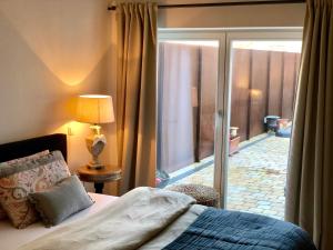 ein Schlafzimmer mit einem Bett und einer Glasschiebetür in der Unterkunft Werderapartment, FeWo und DZ in Werder