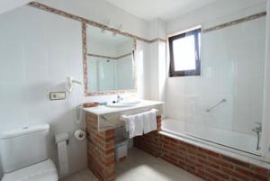 Koupelna v ubytování Hotel Gavitu + 20 fotografií