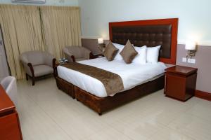 A bed or beds in a room at Great Zimbabwe Hotel