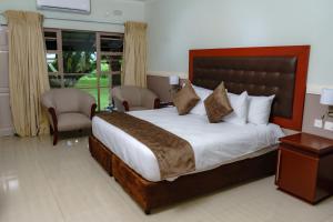 Giường trong phòng chung tại Great Zimbabwe Hotel