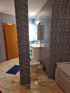 アルバ・ユリアにあるDeiada Guest Houseのバスルーム(トイレ、洗面台付)