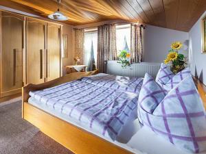 1 dormitorio con 1 cama grande en una habitación en Scheffaulehen Ferienwohnungen en Ramsau