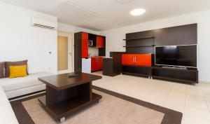 A television and/or entertainment centre at Marina Residence - Ostro 313 by Locap Group