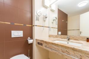 A bathroom at Marina Residence - Ostro 313 by Locap Group Még 32 kép