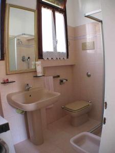 ヴェネツィアにあるLauraのバスルーム(洗面台、トイレ、鏡付)