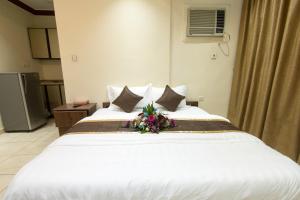 Una cama o camas en una habitación de Al Rayah Aparthotel Weekly and Monthly Rental