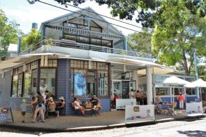 珀尔比奇Beach Shack semi detached, 2 Min Walk to Beach-Lilly Pilly的一群人坐在大楼外