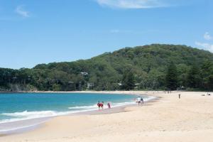 珀尔比奇Beach Shack semi detached, 2 Min Walk to Beach-Lilly Pilly的一群人在海滩上散步 更多11张照片