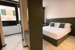 una camera con un letto e una grande finestra di The City Hotel ad Ancona