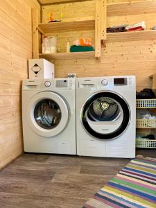 a laundry room with a washer and a dryer at Kargaja Kuke Saun & Kämping in Padakõrve