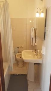 bagno bianco con lavandino e servizi igienici di Casa Crispi 10 a Gioiosa Marea