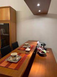 una larga mesa de madera con platos de comida. en Trionfo your home in Trieste business and holiday stays en Trieste