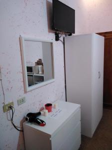 eine Küche mit einem weißen Kühlschrank und einem Spiegel in der Unterkunft moon valley site jerash in Gerasa