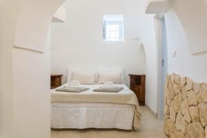 Katil atau katil-katil dalam bilik di Charming Villas - Villa d'Itria with trullo