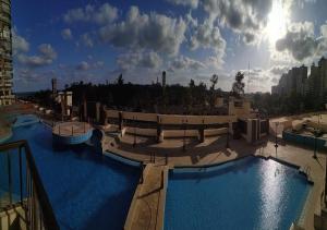 vista su una grande piscina in cima a un edificio di AIFU Hotel El Montazah Alexandria ad Alessandria d'Egitto