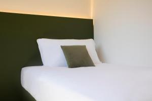 Postel nebo postele na pokoji v ubytování The City Hotel
