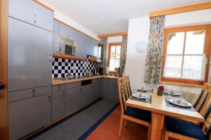 Kuchyň nebo kuchyňský kout v ubytování Landhaus Schiestl