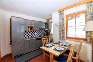 - une cuisine avec une table et des chaises dans la chambre dans l'établissement Landhaus Schiestl, à Fulpmes