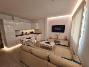 Televízia a/alebo spoločenská miestnosť v ubytovaní Apartamento Puerto Marina Beach