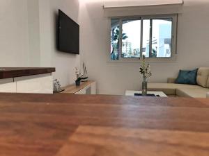 Televízia a/alebo spoločenská miestnosť v ubytovaní Apartamento Puerto Marina Beach + 17 fotografií
