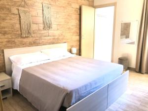 ウジェントにあるMessapia B&Bの木製の壁のベッドルーム1室(大型ベッド1台付)