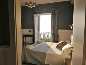 sypialnia z łóżkiem i oknem w obiekcie Ellysblue w mieście Pizzo