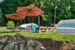 een groep tafels met parasols en een tent bij Natur- und Wanderhotel am Steinbachtal in Bad Koetzting