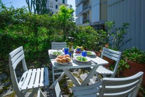 un tavolo bianco con piatti di cibo sopra di Imperatrice apartment by Wonderful Italy a Sanremo